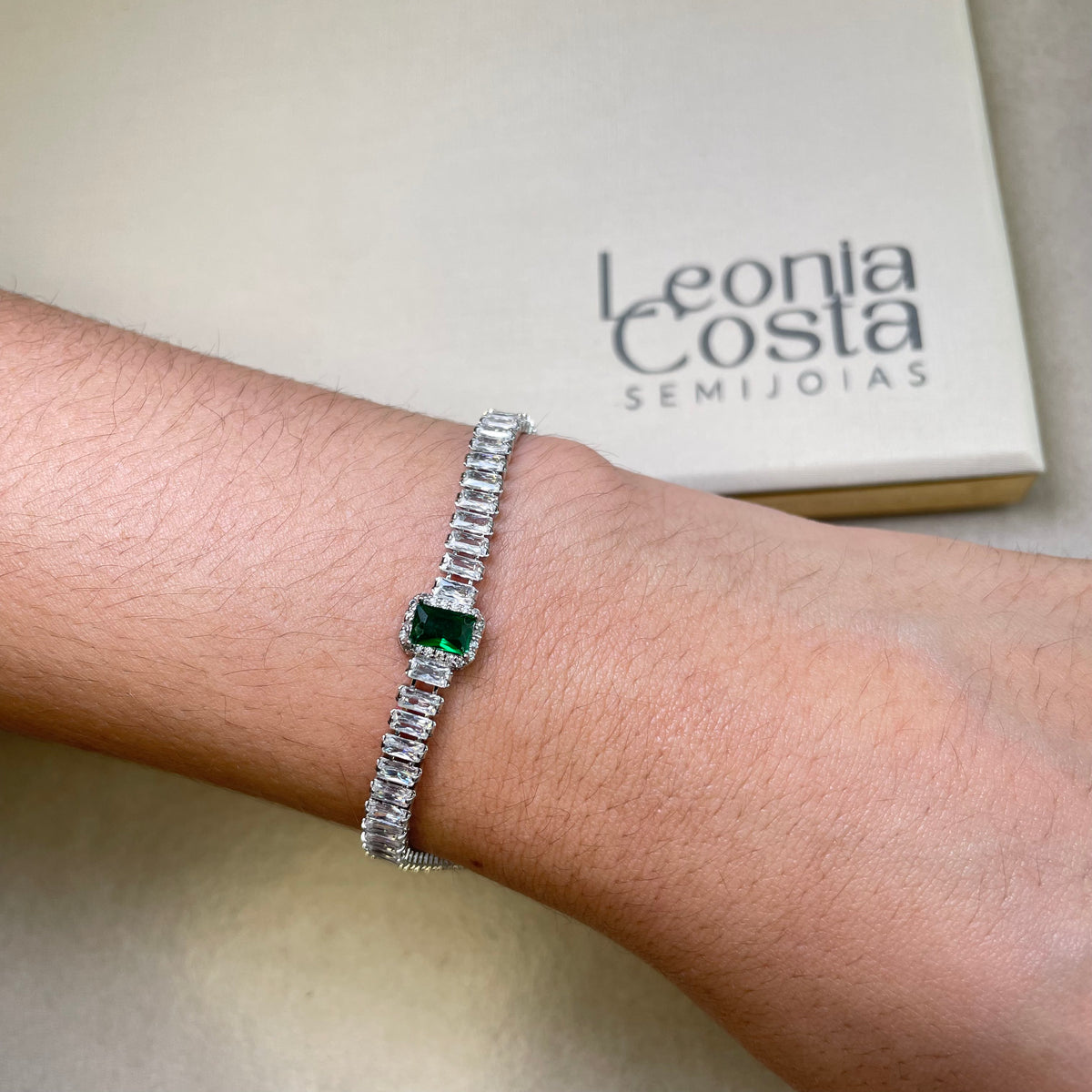 Pulseira Riviera Baguetes Retangular Esmeralda - Banhado a Ródio Branco