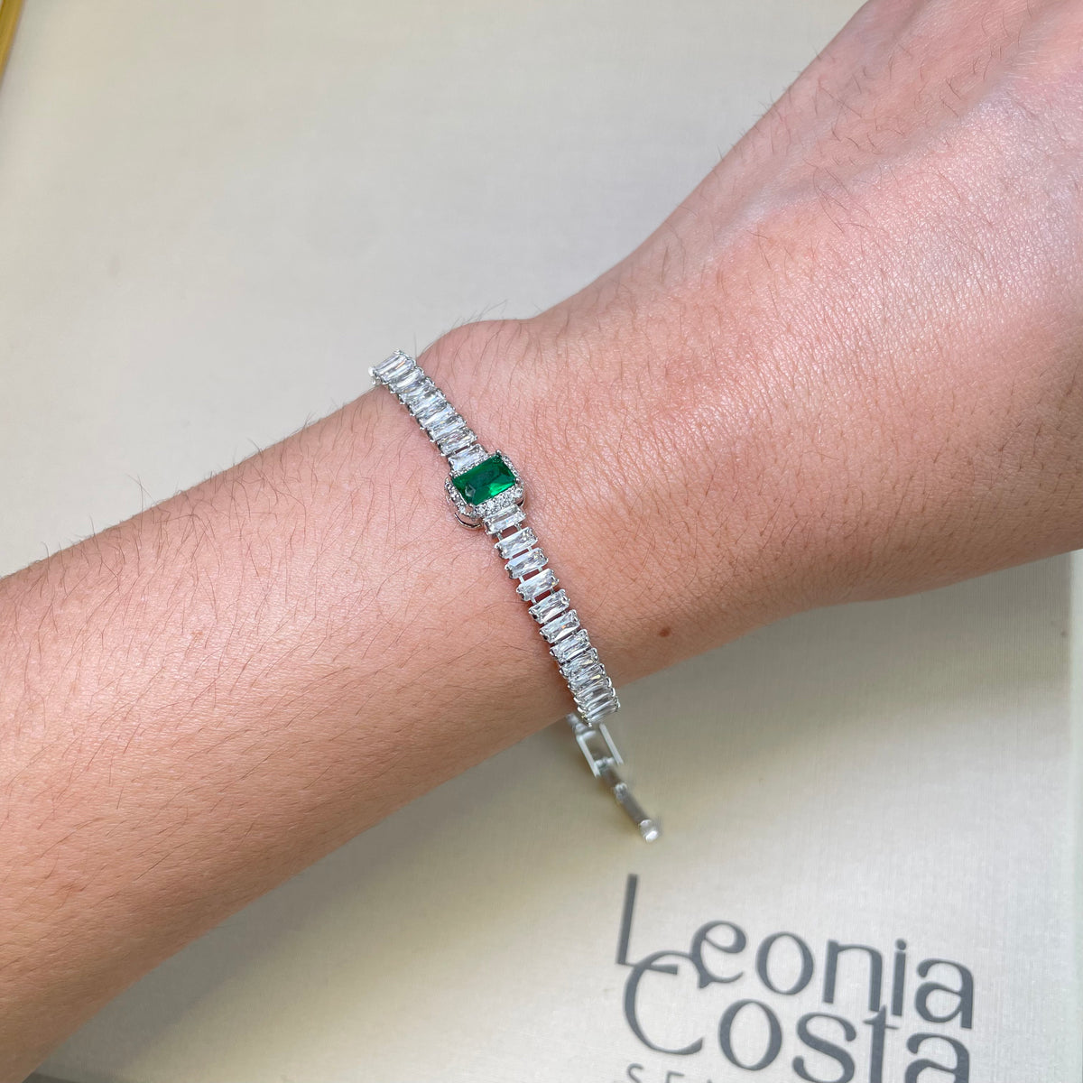 Pulseira Riviera Baguetes Retangular Esmeralda - Banhado a Ródio Branco